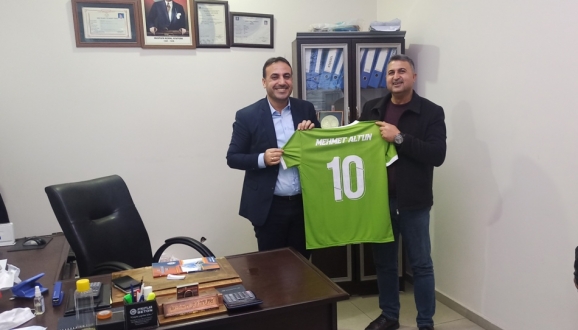 İMSİYAD BAŞKANI ALTUN’A İSMİ YAZILI FORMA HEDİYE ETTİ