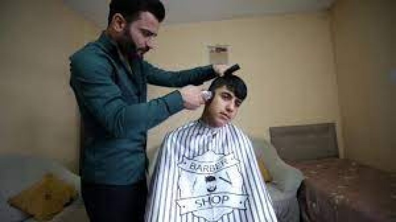 DERECEYE GİREN BERBER KÖYDEKİ ÇOCUKLARI TIRAŞ EDİYOR