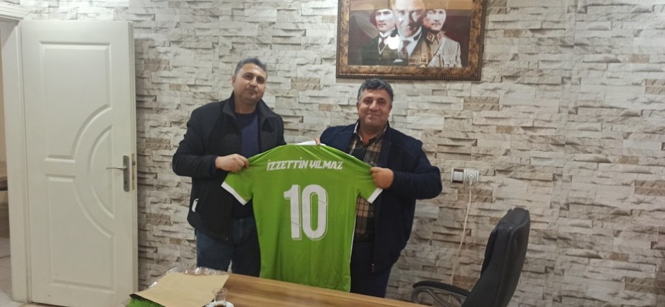 İş İnsanı İzzet Yılmaz’a forma hediye edildi