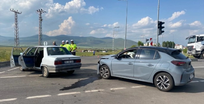 Ardahan'da 2 otomobilin çarpışması sonucu 5 kişi yaralandı