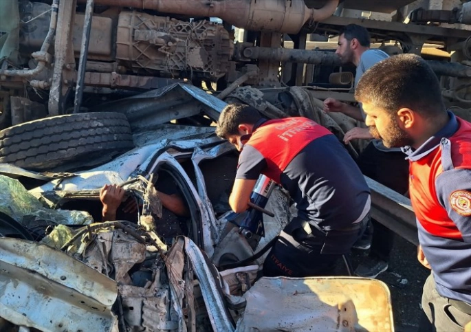 Bingöl'de kamyon ile otomobilin çarpışması sonucu 3 kişi yaralandı
