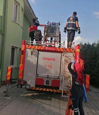 Çatıda boya yaparken elektrik akımına kapıldı