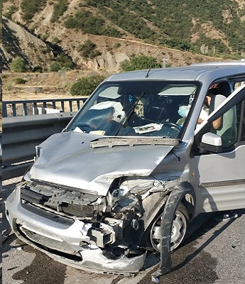 Erzincan’da bariyere çarpan hafif ticari araçtaki 7 kişi yaralandı