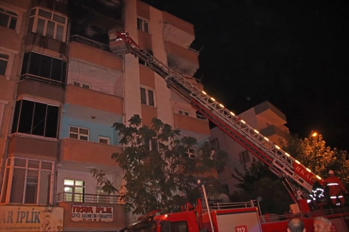 Iğdır'da 5 katlı binada çıkan yangın itfaiye ekiplerince söndürüldü
