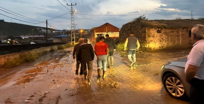 Kars'ta sel nedeniyle ev ve ahırlar zarar gördü