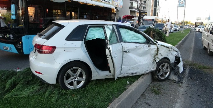 Kontrolden çıkan araç onlarca yolcunun bulunduğu otobüse çarptı