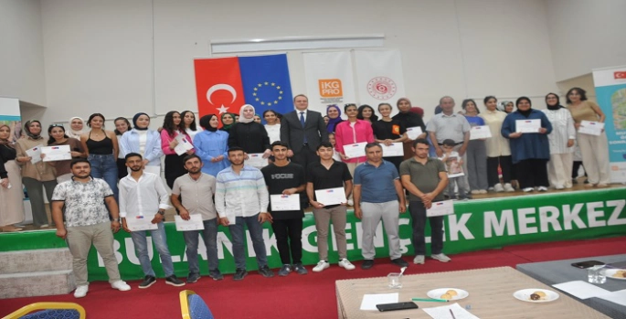 “Muş’ta Gençler Önce Eğitimde Sonra İstihdamda” Projesi Kursiyerleri Katılım Belgelerini Aldı