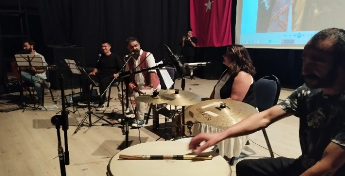 Müzisyen Umut Gündüz ilk kez memleketi Varto'da konser verdi
