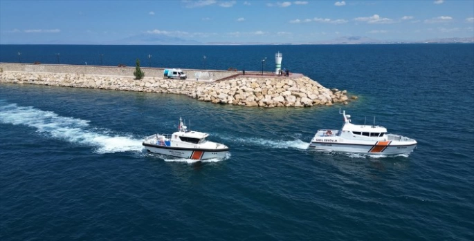 Sahil Güvenlik Komutanlığı ekipleri, Van Gölü'nde boğulmalara karşı teyakkuzda