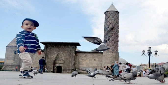 ‘Sıcak havalarda bol, hafif ve açık renkli giyinin’