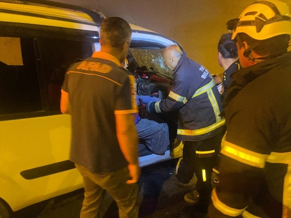 Traktör römorkuna çarpan hafif ticari araçta 2 kişi yaralandı