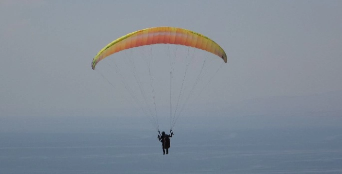 Van Gölü sahilinde yamaç paraşütü yarışması nefes kesti