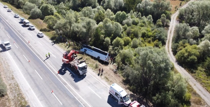 Yolcu otobüsünün devrildiği kazada 1 kişi öldü, 40 kişi yaralandı