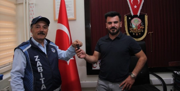 Ahlat'ta esnafın bulduğu altınlar sahibine teslim edildi