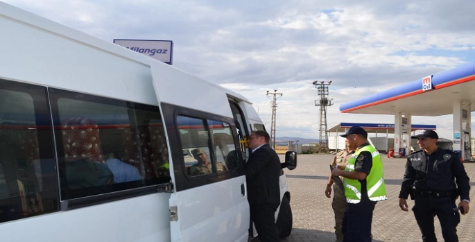 Bulanık Kaymakamı Koşansu, okul servislerini bizzat denetledi