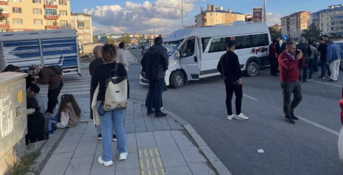 Kars'ta öğrenci servisi ile otomobilin çarpıştığı kazada 6 kişi yaralandı