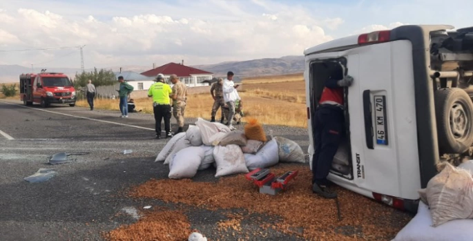 Muradiye'de minibüs takla attı: 2 yaralı