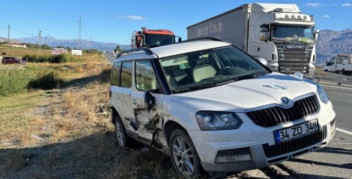 Otomobilin kamyona çarpması sonucu 3 kişi yaralandı