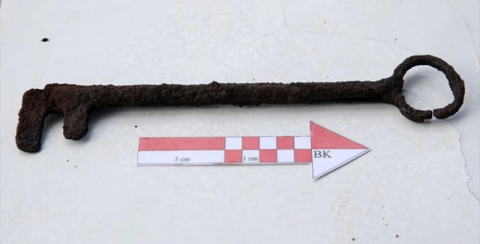 Bitlis Kalesi'nde saraya ait olduğu değerlendirilen anahtar ile aparatları bulundu