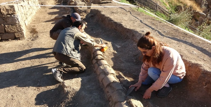 Bitlis Kalesi'nde yapılan kazılarda 500 yıllık su künkleri bulundu