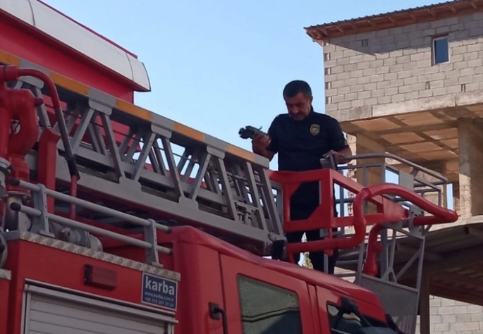 Hakkari'de çatıda kanadı sıkışan güvercin kurtarıldı