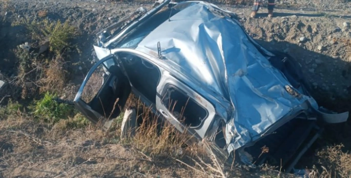 Kamyonetin şarampole yuvarlanması sonucu meydana gelen trafik kazasında 2 kişi öldü, 2 kişi de yaralandı.