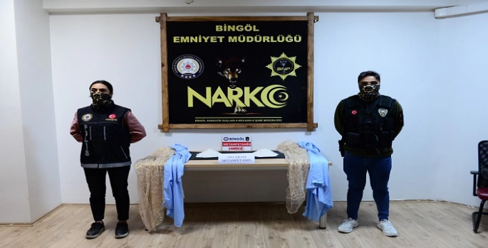 Kargo poşetinin içindeki perdeye zulalanmış vaziyette uyuşturucu ele geçirildi