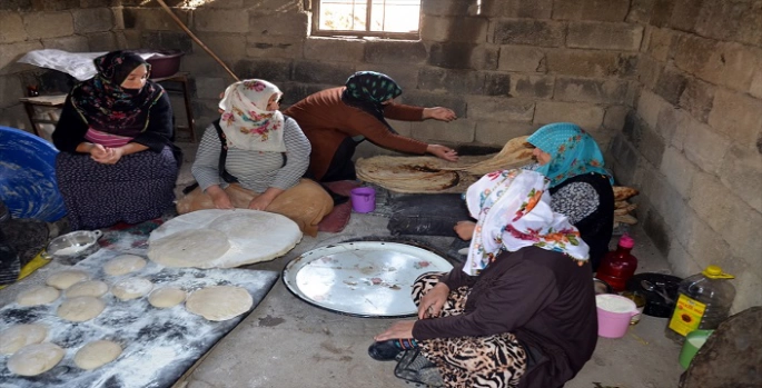 Muş'ta kadınlar tandırlarda imece usulü ekmek pişiriyor