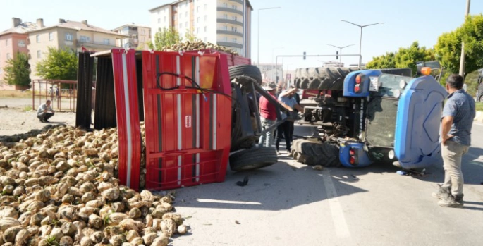 Muş'ta şeker pancarı yüklü traktör devrildi