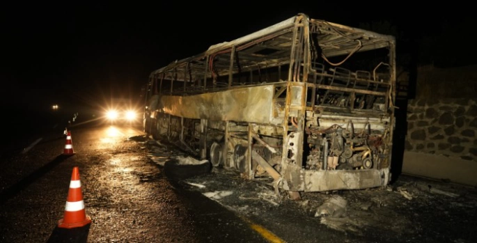 Muş'ta seyir halindeki yolcu otobüsü yanarak kül oldu