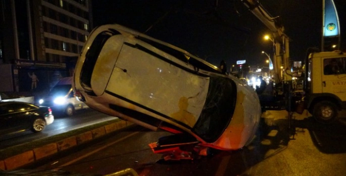 Refüje çarpan otomobil takla atıp metrelerce sürüklendi: 5 yaralı