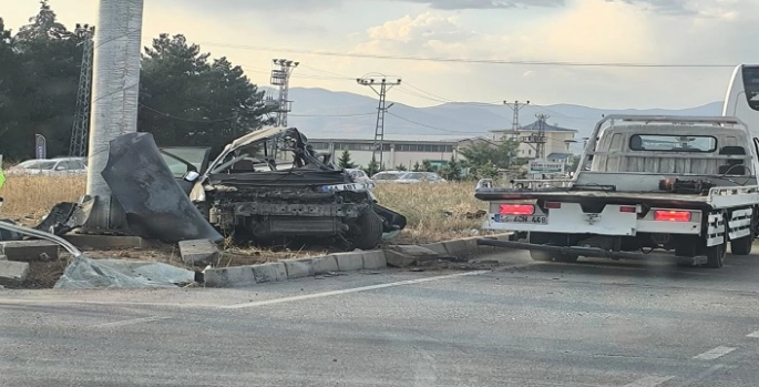 Yolcu otobüsü ile otomobil çarpıştı: 1 ölü, 1 yaralı