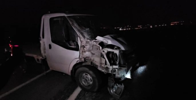 Buzlanan yolda kamyonet ile tır çarpıştı