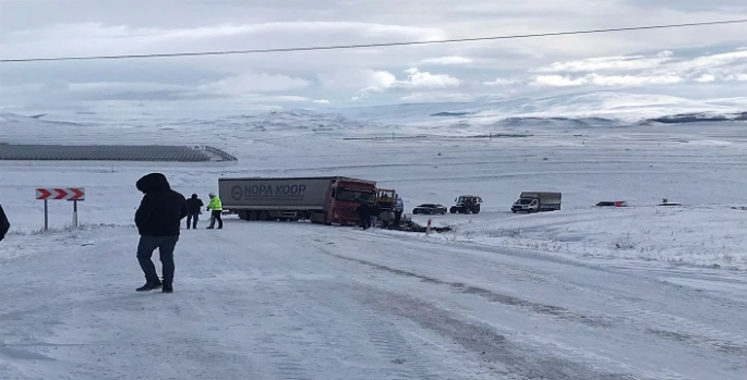 Buzlanma yüzünden kayan tır yolu trafiğe kapattı