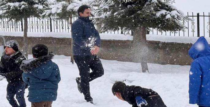 Kaymakam öğrencilerle kartopu oynadı, minikler doyasıya eğlendi