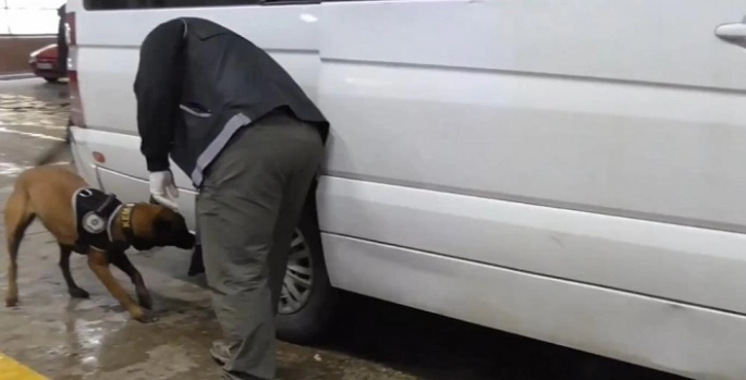 Minibüsün ‘zula’ diye tabir edilen gizli bölmede 24 kilo metamfetamin ele geçirildi