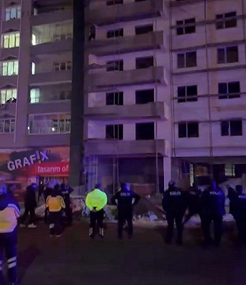 5’inci kata çıkarak atlamak isteyen şahsı ekipler ikna etti