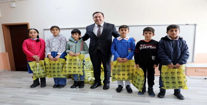 Ağrı Ticaret Borsasından 700 öğrenciye kışlık giyim yardımı