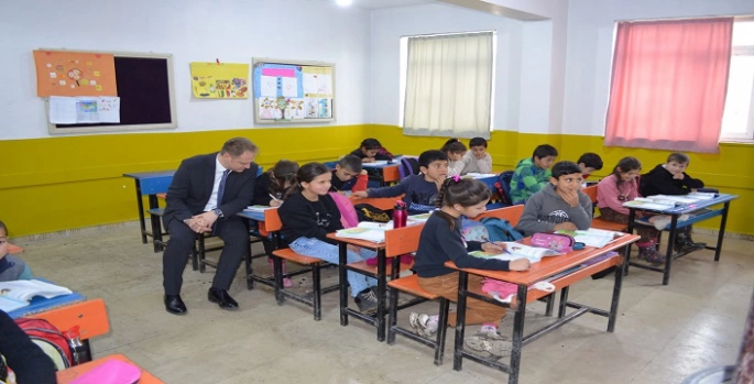 Bulanık Kaymakamı Koşansu, Köprüyolu köyünde İlk ve Ortaokulunu Ziyaret Etti