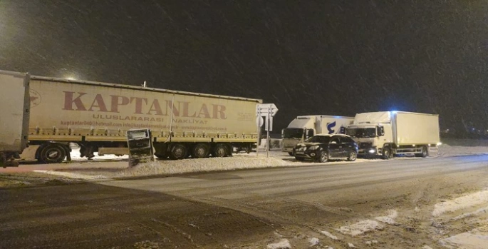 Erzurum’da ulaşıma kar engeli: Çok sayıda araç yolda kaldı