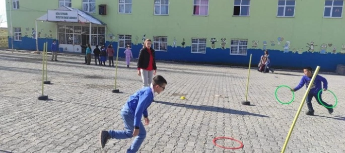 Gönüllü gençler öğrencilerle oyun oynadılar