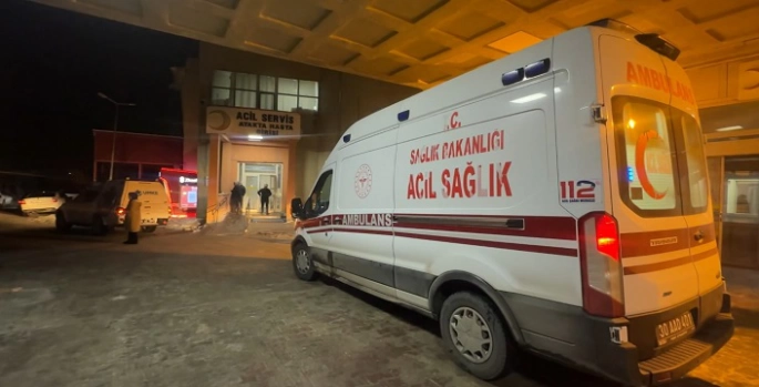 Hakkari'de minibüsün üzerine kaya parçası düştü: 12 yaşındaki çocuk ağır yaralandı