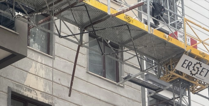 İnşaat iskelesinden düşen 3 işçi ağır yaralandı