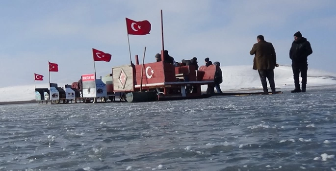 Kars Çıldır Gölü'nde dörtnala atlı kızak keyfi