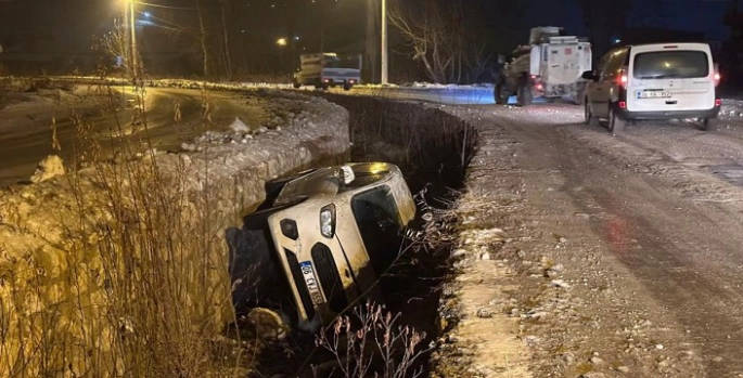 Kaygan yolda kontrolden çıkan araç kanala uçtu: 3 yaralı