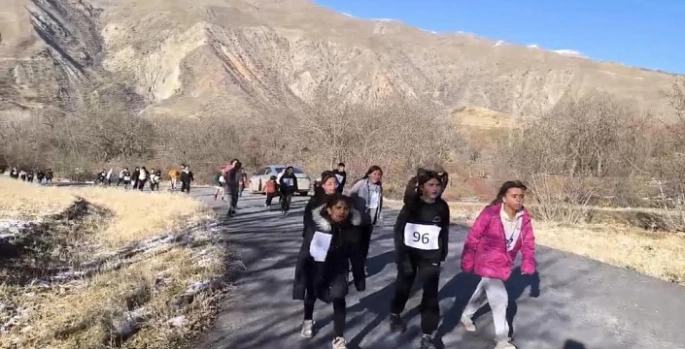 Köy yolunda atletizm antrenmanı