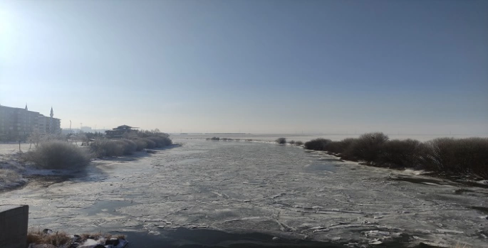 Kura Nehri dondu