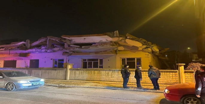 Malatya'da hasarlı 4 katlı bina çöktü