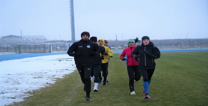 Muş'ta soğuk hava sporcuları durduramadı: Avrupa Kros Şampiyonası hazırlıkları sürüyor
