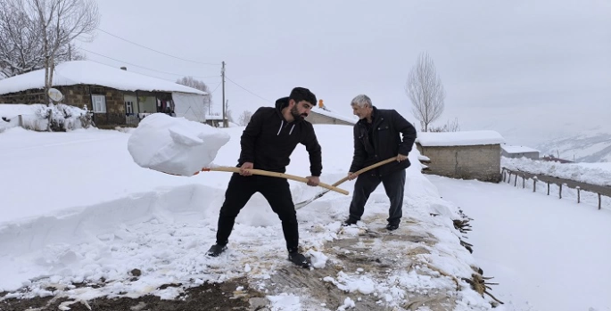 Muş'ta yüksek kesimdeki köyler kara gömüldü